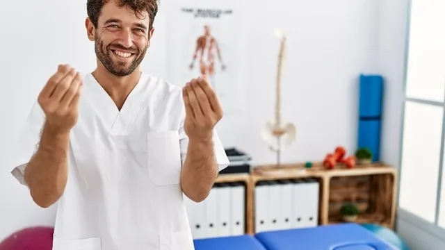 fisioterapeuta haciendo un gesto con las manos de dinero