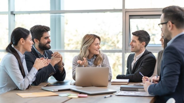 directora ejecutiva anuncia el éxito del equipo sobre el crecimiento de la empresa