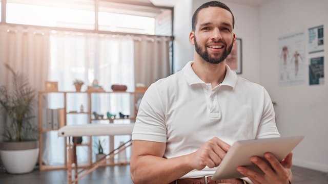 estudiante de cafyd haciendo una búsqueda en Internet con una tablet