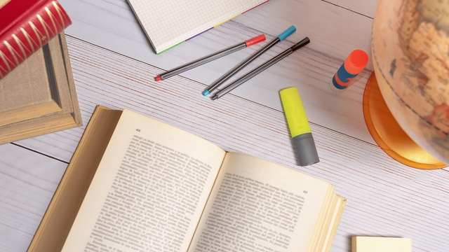 material de estudio sobre una mesa o escritorio