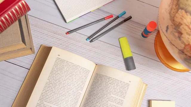 material de estudio sobre una mesa o escritorio