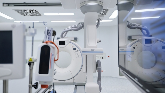 Equipos médicos avanzados de diagnóstico por imágenes en un entorno hospitalario moderno para un diagnóstico preciso