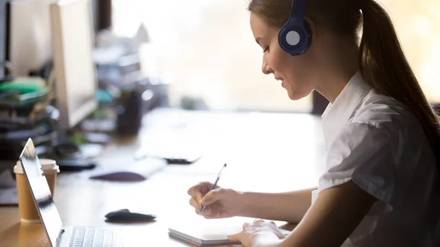 estudiante de Traducción e Interpretación haciendo una práctica