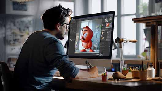 Hombre creando animaci&oacute;n en una MAC