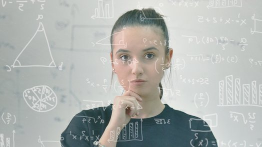 chica pensativa frente a fórmulas matemáticas