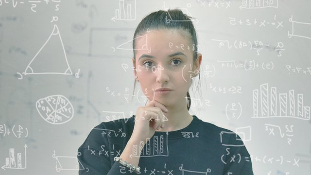 chica pensativa frente a fórmulas matemáticas