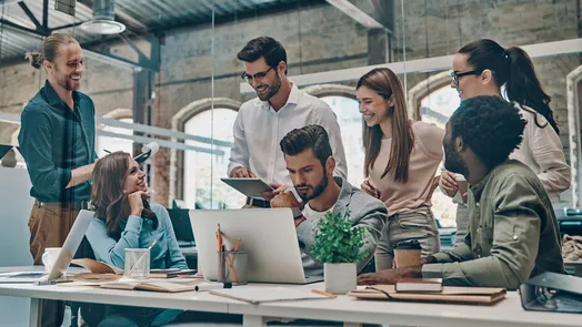 personas reunidas en una oficina moderna