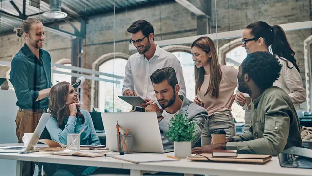 personas reunidas en una oficina moderna