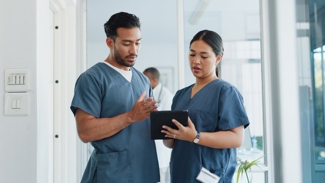 enfermeros hablando en un hospital