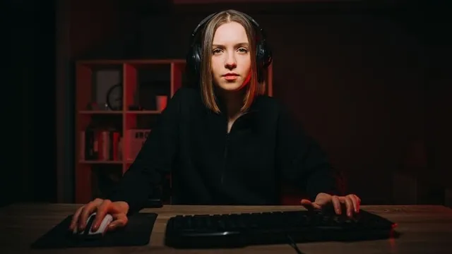 persona jugando a serious games