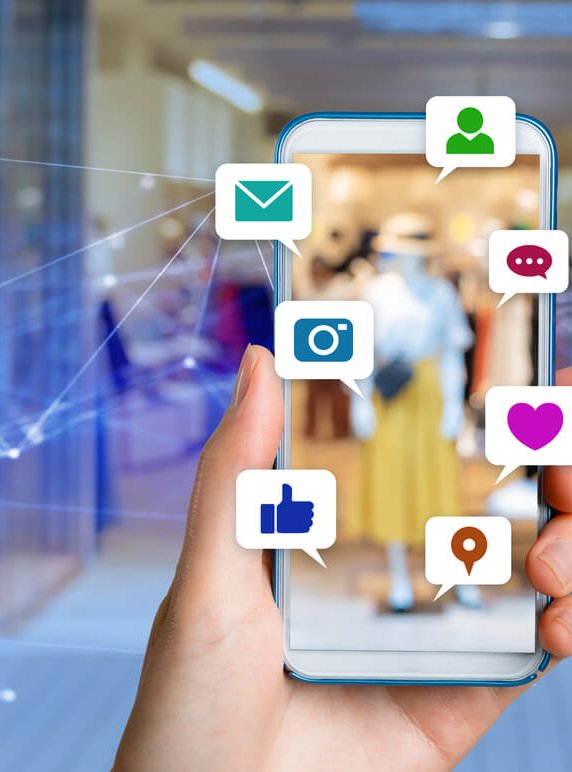 Concepto de publicidad con emoticonos relacionados saliendo de un móvil