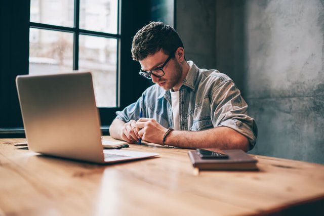 Estudiante investigando qué carrera estudiar que no tenga matemáticas