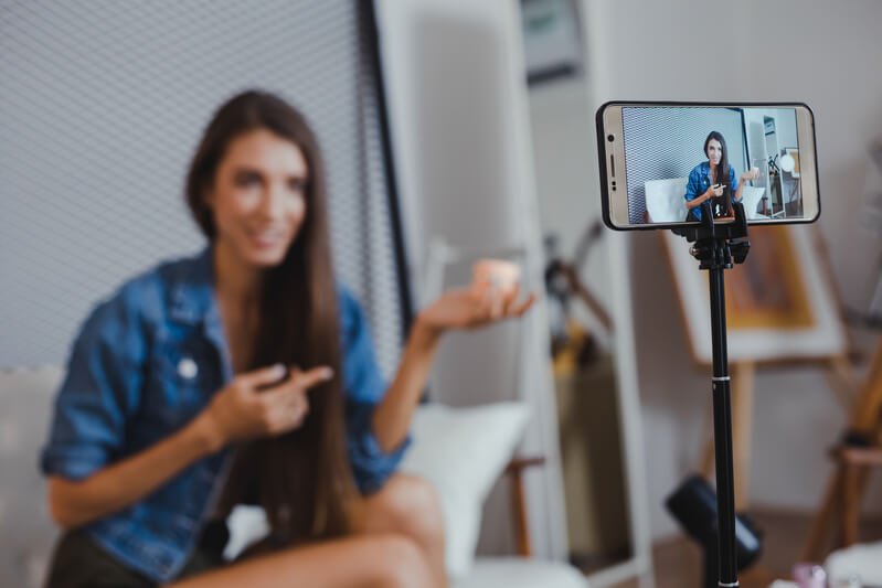 mujer creando contenido de vídeo sobre skincare