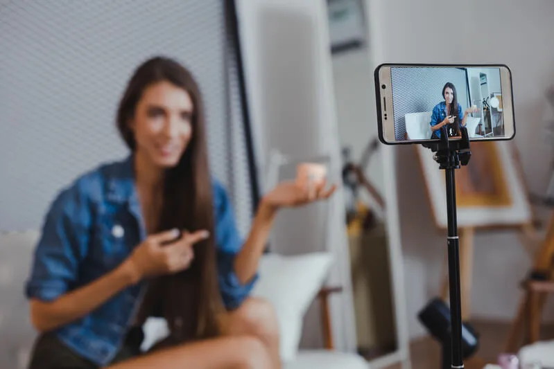 mujer creando contenido de vídeo sobre skincare