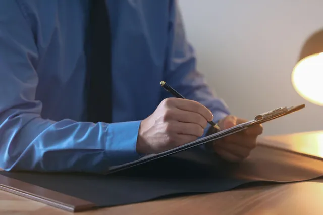 Perito judicial trabajando con documentos en su escritorio