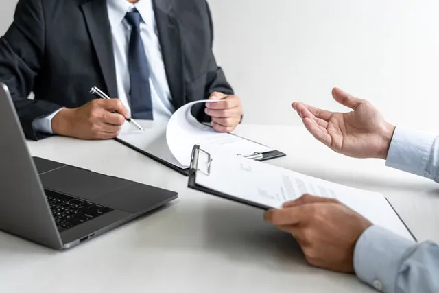Personas completando datos en una planilla