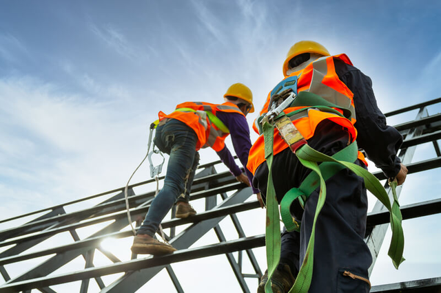 hombres trabajando en altura con epp
