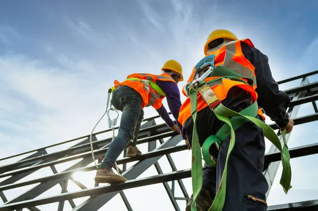 hombres trabajando en altura con epp