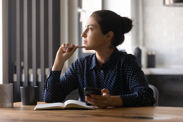 Mujer analizando los pasos para crear una empresa desde cero