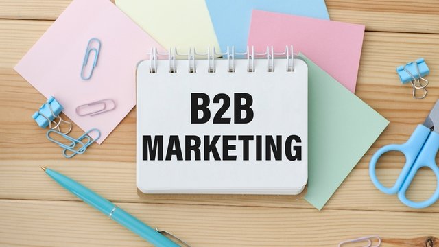 Cuaderno con notas sobre estrategias de marketing B2B junto a material de oficina