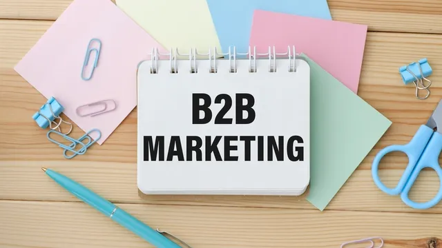 Cuaderno con notas sobre estrategias de marketing B2B junto a material de oficina
