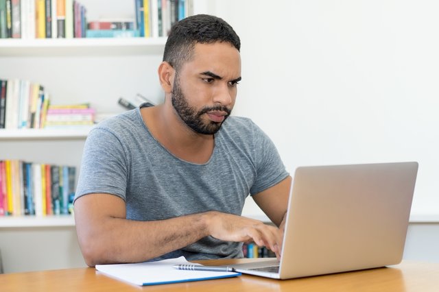 Persona tramitando el reconocimiento de su título