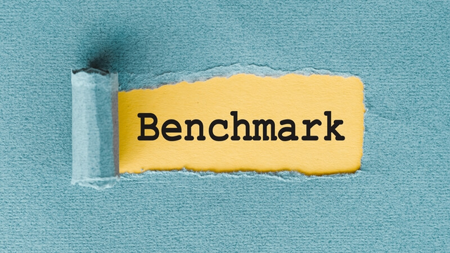 Papel rasgado mostrando la palabra "benchmark" en el interior