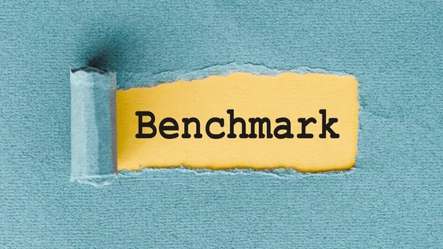 Papel rasgado mostrando la palabra "benchmark" en el interior