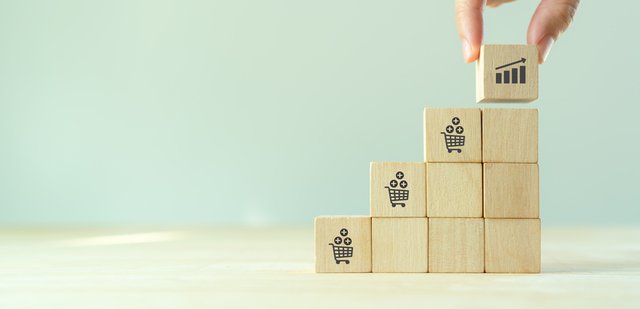 Gráfico ascendente que representa el incremento de ventas mediante estrategias de upselling.