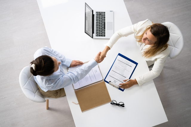 Personas firmando un acuerdo de contrato laboral