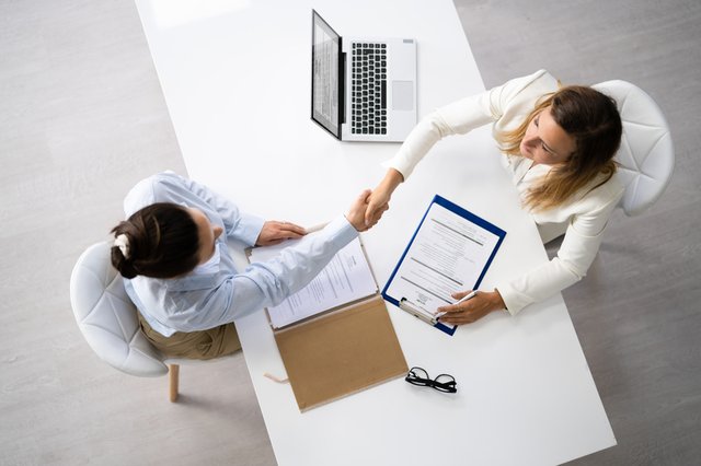 Personas firmando un acuerdo de contrato laboral