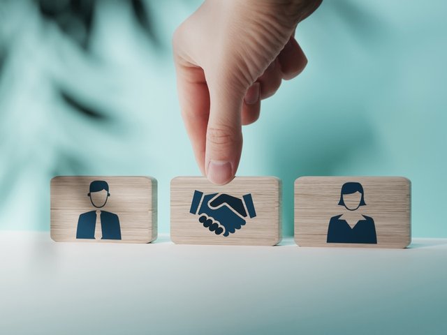 Icono de bloques de madera representando mediación de conflictos entre hombre y mujer