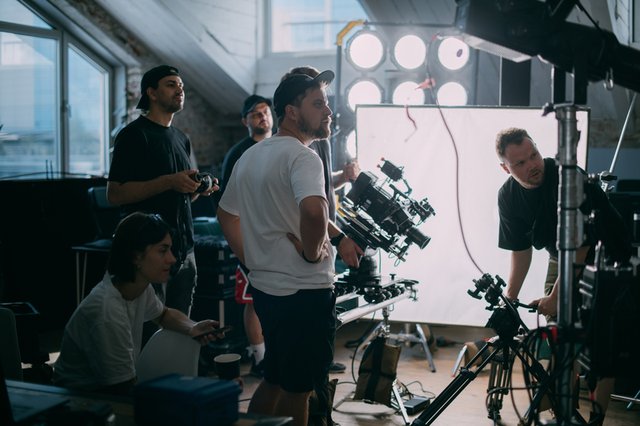 seis personas trabajando en el making of de una película