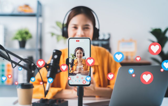 mujer grabando contenido para redes sociales