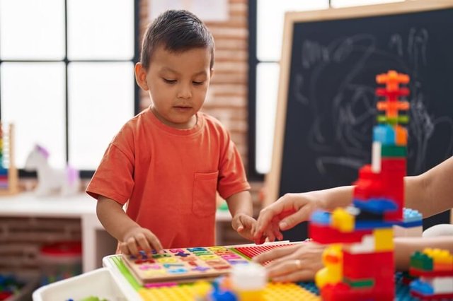 Niño jugando y aprendiendo