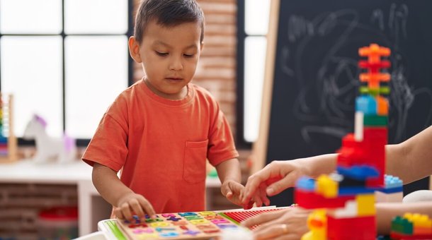 Niño jugando y aprendiendo