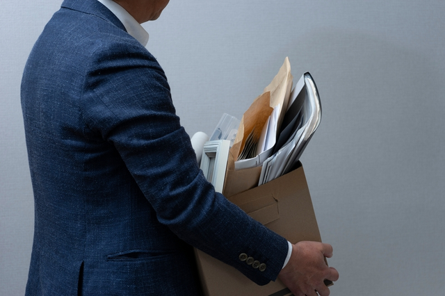 hombre despedido recogiendo sus cosas en una caja