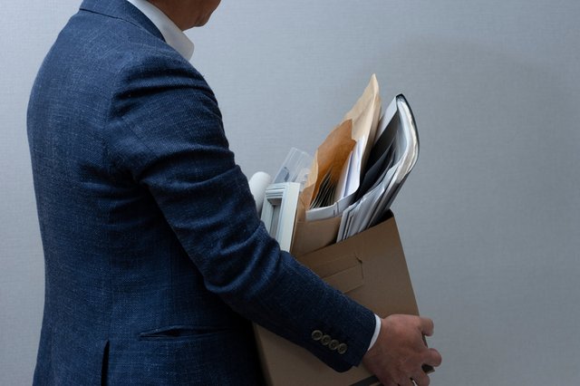 hombre despedido recogiendo sus cosas en una caja