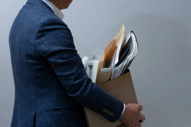 hombre despedido recogiendo sus cosas en una caja