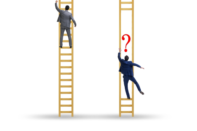 Concepto de competencia desleal con personas subiendo escaleras de diferentes alturas y dificultad