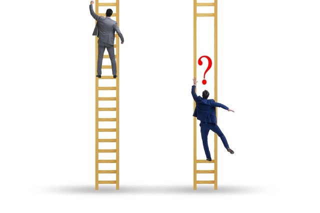 Concepto de competencia desleal con personas subiendo escaleras de diferentes alturas y dificultad