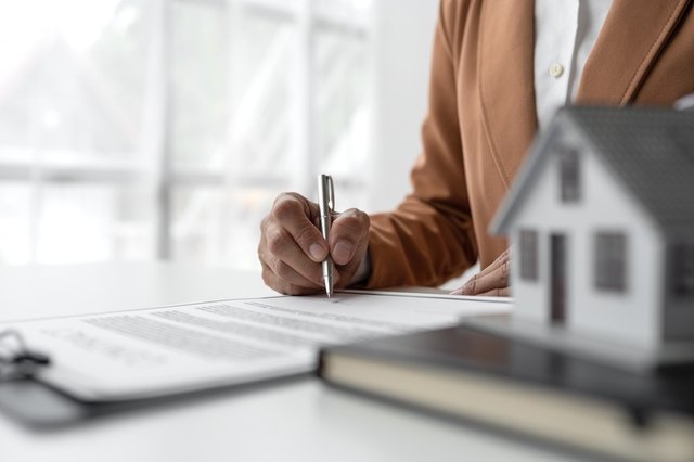 Persona firmando el contrato de arras de una vivienda