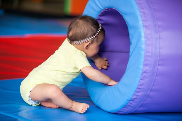 Niña jugando en colchoneta