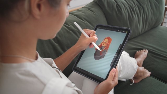 Artista profesional ilustrando un dibujo de forma digital