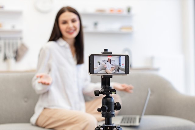 mujer joven influencer grabando un vídeo