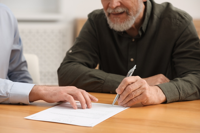 hombre firmando documentos de herencia ante notario
