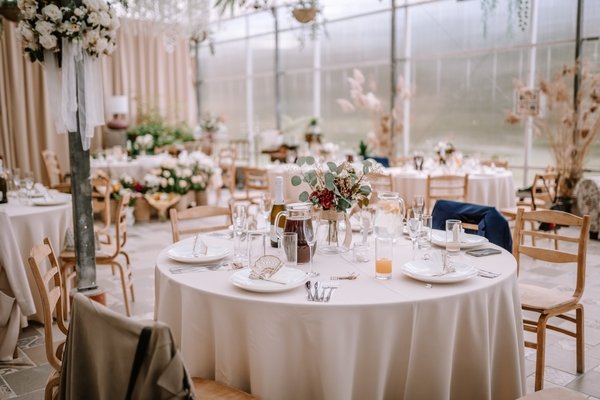 tipo de montaje de mesa en formato banquete para evento.jpg