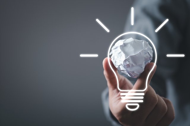 Ilustración de brainstorming creativo para crear eslóganes efectivos