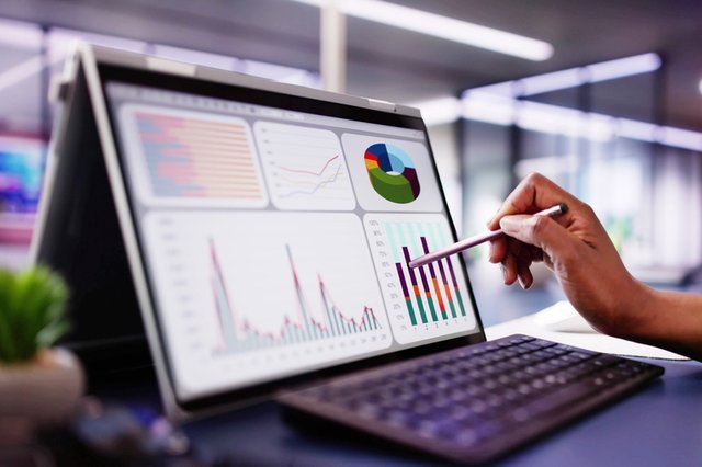 profesional analizando datos de marketing digital en ordenador
