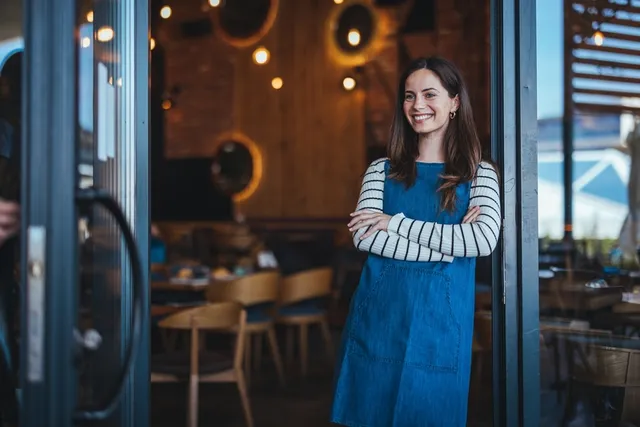 mujer emprendedora de una cafeter&iacute;a